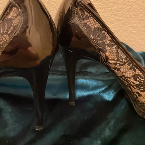 Size 10 black lace Guess heels - Picture 4 of 8
